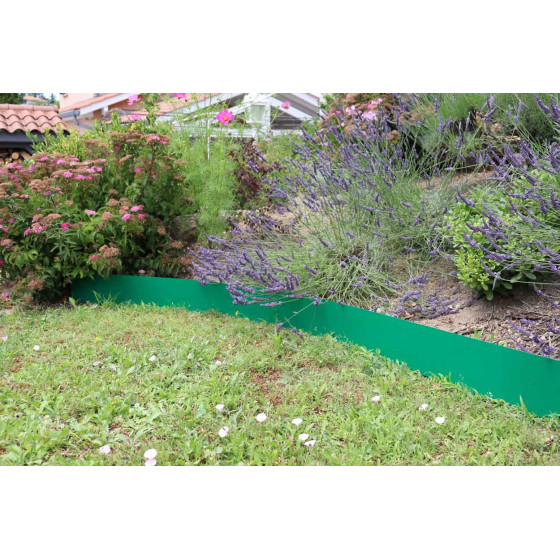 Bordure de jardin en acier vert dans massif de fleur