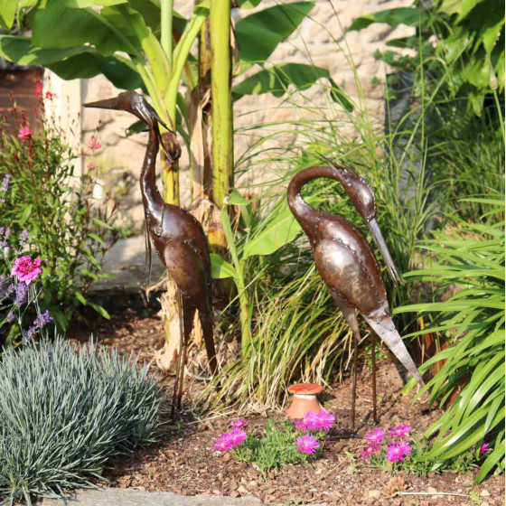 Heron en metal debout et tete en arriere