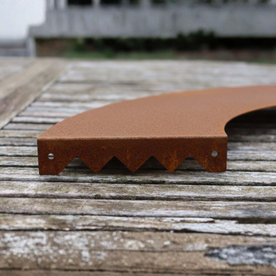 entourage d'arbre effet rouille avec bords crantes