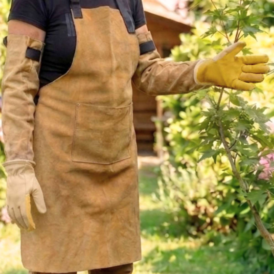 manchette en cuir et gant de jardinage en cuir