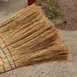 Balai en paille de riz manche en bois