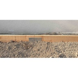 Plaque de jonction pour bordure en planche de bois