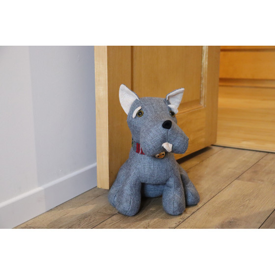 chien bloque porte gris