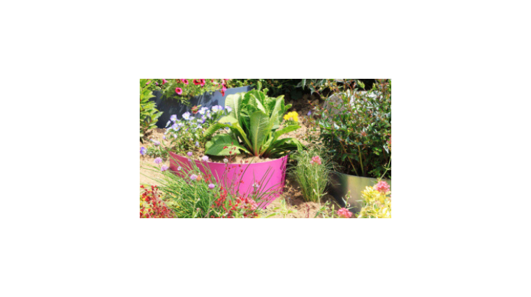 Aménagez un talus en pente avec des bordures de jardin demi lune en acier, signées Jardin et Saisons