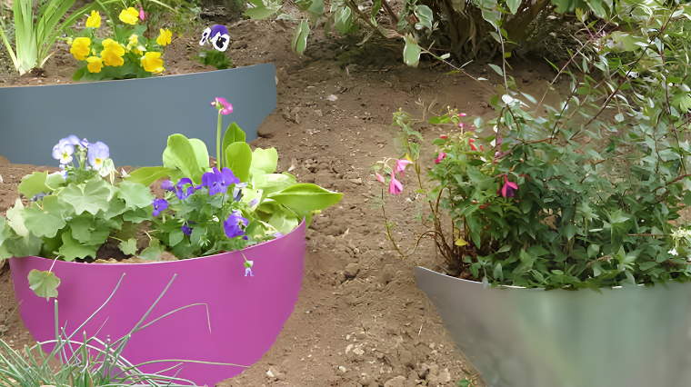 Aménagez un talus en pente avec des bordures de jardin demi lune en acier, signées Jardin et Saisons